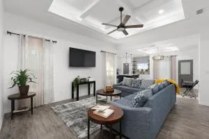 Spacious Furnished Modern 3 Bd 2Ba House with Garage and Parking with Month to Month Lease Agreement - 阿拉莫