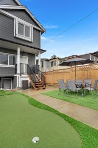 Family-Friendly, 3 Bed House - Private Backyard-Central Location