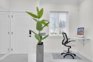 Family-Friendly, 3 Bed House - Private Backyard-Central Location
