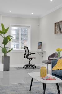 Family-Friendly, 3 Bed House - Private Backyard-Central Location