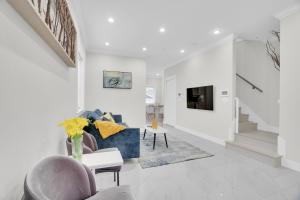 Family-Friendly, 3 Bed House - Private Backyard-Central Location