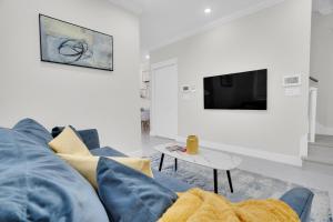 Family-Friendly, 3 Bed House - Private Backyard-Central Location