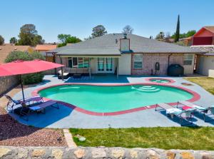 Home with Mountain View/Pool/Tub