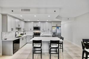 Spectacular 1BD Resort Condo! Amazing Gulf Views! Free Beach Chairs! by Dolce Vita Getaways PCB