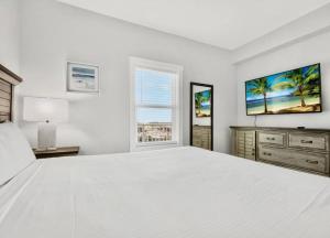 Spectacular 1BD Resort Condo! Amazing Gulf Views! Free Beach Chairs! by Dolce Vita Getaways PCB