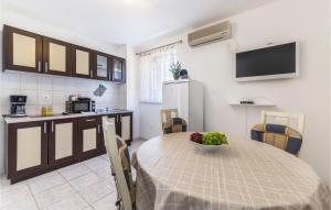 Cozy Apartment In Pula With Kitchen