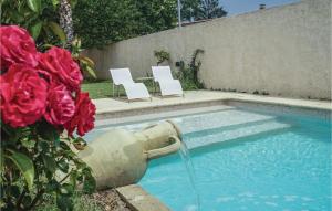 Maisons de vacances Awesome Home In Milhaud With 4 Bedrooms, Wifi And Swimming Pool : photos des chambres