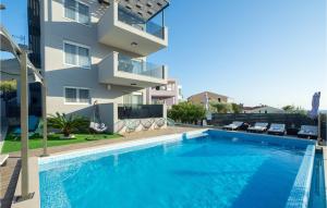 Ten-Bedroom Holiday Home In Razanj