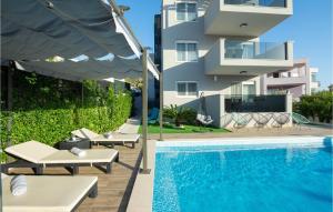 Ten-Bedroom Holiday Home In Razanj