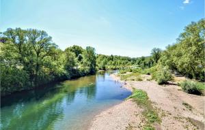 Maisons de vacances Awesome Home In Mjannes-le-clap With Kitchen : photos des chambres