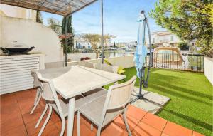 Nice Home In Aigues-Mortes With Kitchen