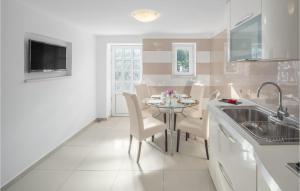 Lovely Apartment In Ravni