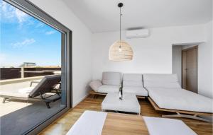 3 Bedroom Amazing Apartment In Vodice 