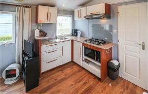 Stunning Home In Tzummarum With Wifi