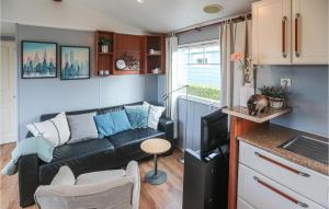 Stunning Home In Tzummarum With Wifi