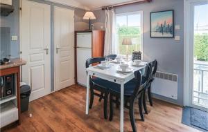 Stunning Home In Tzummarum With Wifi