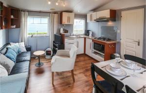 Stunning Home In Tzummarum With Wifi