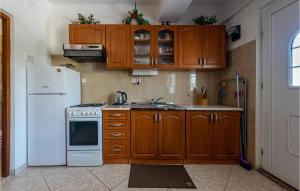 Stunning Apartment In Pag With Wifi