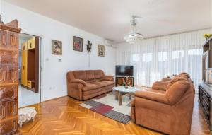 3 Bedroom Amazing Apartment In Fazana 