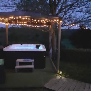 Maisons de vacances Les Chalets de Barruerot - JACUZZI SPA Privatif - Piscine - Chalet Meleze : photos des chambres