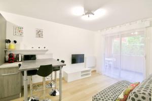 T2 refait à neuf, au calme, piscine, parking privé