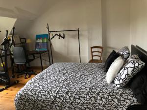 Grande chambre avec salle de bain et WC privés