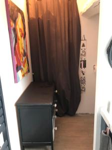 Grande chambre avec salle de bain et WC privés