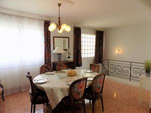 Villas Royan - GRAND APPARTEMENT au 1er etage d'une maison individuelle - AU CALME : photos des chambres