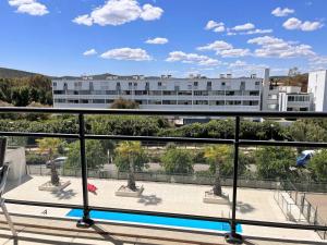 Charmant T2 climatisé avec grande terrasse, piscine et parking privatif, proche plage et commerces. - FR-1-251-441