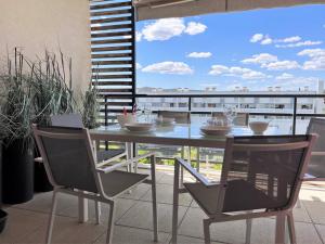 Charmant T2 climatisé avec grande terrasse, piscine et parking privatif, proche plage et commerces. - FR-1-251-441