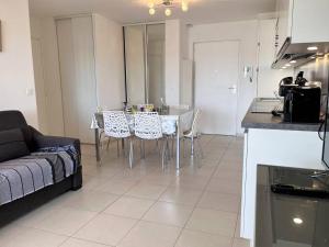 Charmant T2 climatisé avec grande terrasse, piscine et parking privatif, proche plage et commerces. - FR-1-251-441