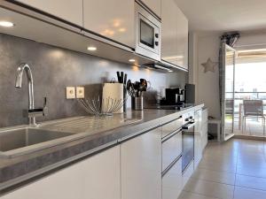 Charmant T2 climatisé avec grande terrasse, piscine et parking privatif, proche plage et commerces. - FR-1-251-441