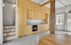 Stunning Apartment In Humble With Wifi