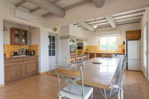 Le Mas du Miel dOr, 12 pers, au coeur du Luberon, air-conditionné, piscine, propriété de 5000 m2