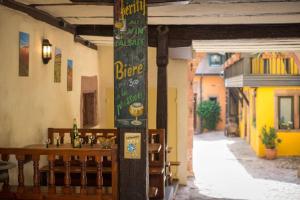 Hotels Hotel De La Couronne : photos des chambres