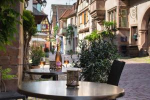 Hotels Hotel De La Couronne : photos des chambres