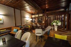 Hotels Hotel De La Couronne : photos des chambres