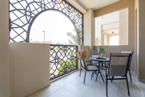 Vogue Vacation Homes, Madinat Jumeirah Living Rahaal Near Burj Al Arab One Bedroom Apartment with Balcony and Vibrant Community View, Access toAmenities