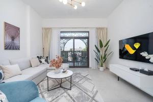 Vogue Vacation Homes, Madinat Jumeirah Living Rahaal Near Burj Al Arab One Bedroom Apartment with Balcony and Vibrant Community View, Access toAmenities