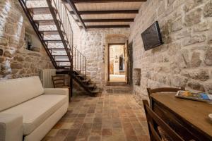 Case-grotte degli Avi, esperienza abitativa in grotta