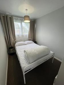 82, Belle Aire, Hemsby - Two bed chalet, sleeps 5, bed linen and towels included - pet friendly