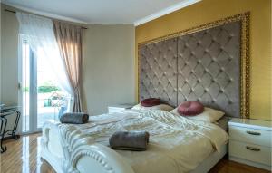 Nice Home In Valtursko Polje With 12 Bedrooms, Wifi And Jacuzzi