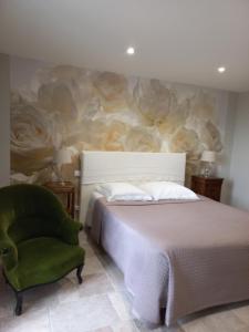 B&B / Chambres d'hotes L'Eglantyne : Chambre Lit Queen-Size - Vue sur Jardin