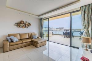 Unique penthouse with private pool & sea view