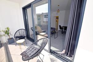 4K - Modern apartment very close to the sea