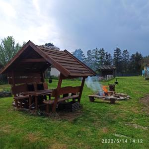 Apartament nad jeziorem, Kamień.