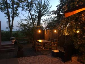 Luxe vrijstaande chalet voor gezinnen en stellen met mooie bloementuin vlakbij het water