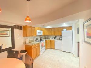 COMFY Basement Home 2 Bdrm1Den 3Queen Beds - Lejligheder, Washington