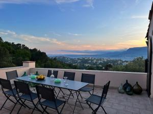 Maisons de vacances Grande Maison de charme 8 personnes avec magnifiques vues sur les collines a 20 min de NICE : photos des chambres