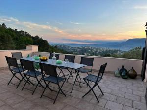 Maisons de vacances Grande Maison de charme 8 personnes avec magnifiques vues sur les collines a 20 min de NICE : Maison 4 Chambres